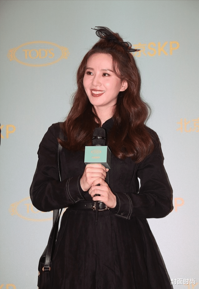 穿衣搭配|刘诗诗真该试试女强人角色，穿束腰黑裙成熟大气，气质娇嫩不幼稚