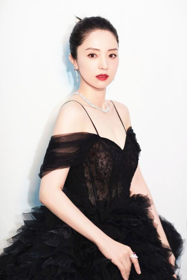 全球时尚号 董璇离婚后开启少女模式，穿一字肩连衣裙秀美肩，“婴儿肌”太飒