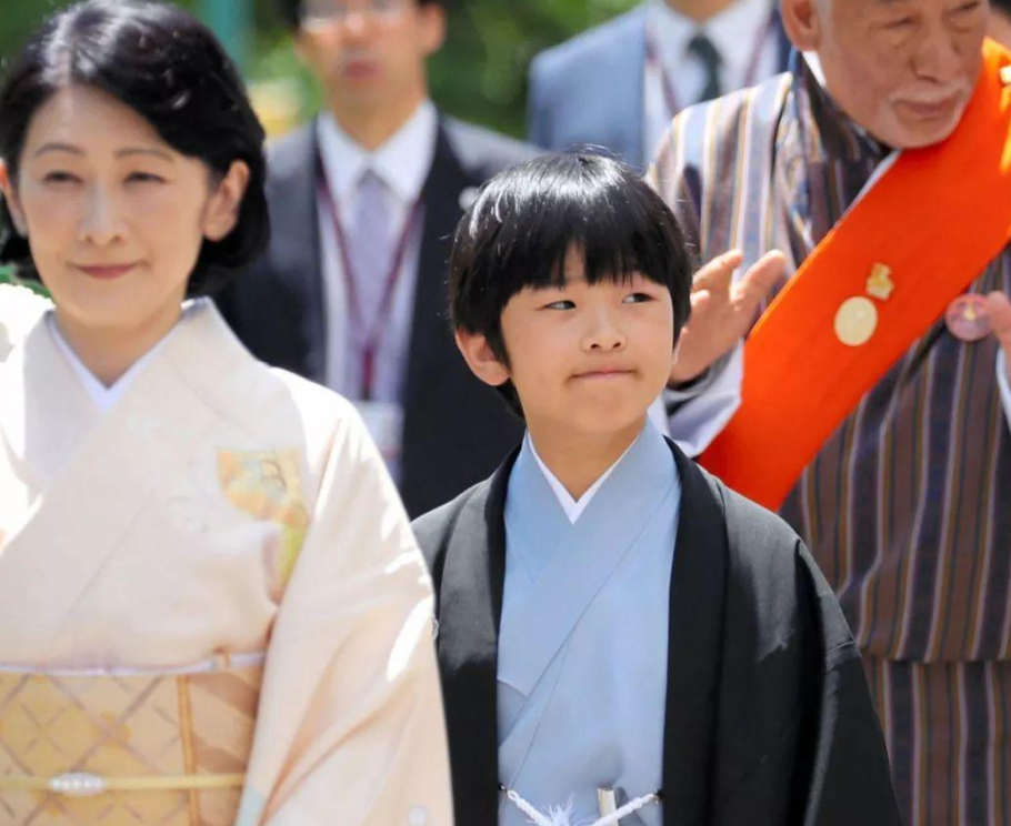 日本皇室唯一獨苗15歲瞭，瞇瞇眼一副憨憨像，比香腸嘴提幫功懂事-圖10