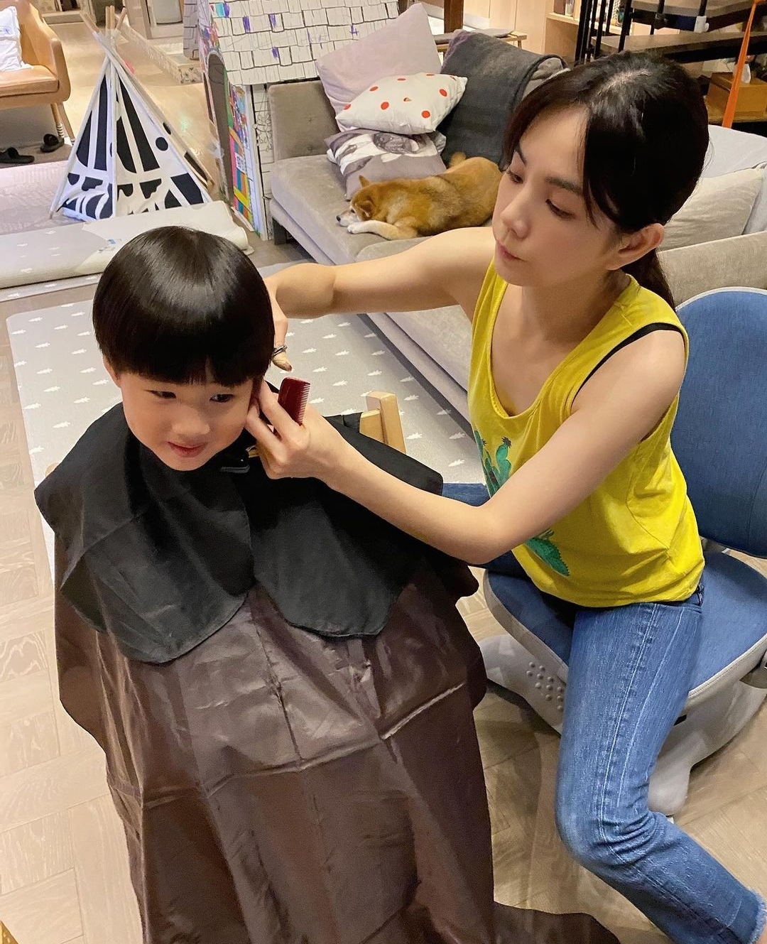 ella|Ella带家人和员工度假，与劲宝DIY披萨，母子欢乐同框画风有爱