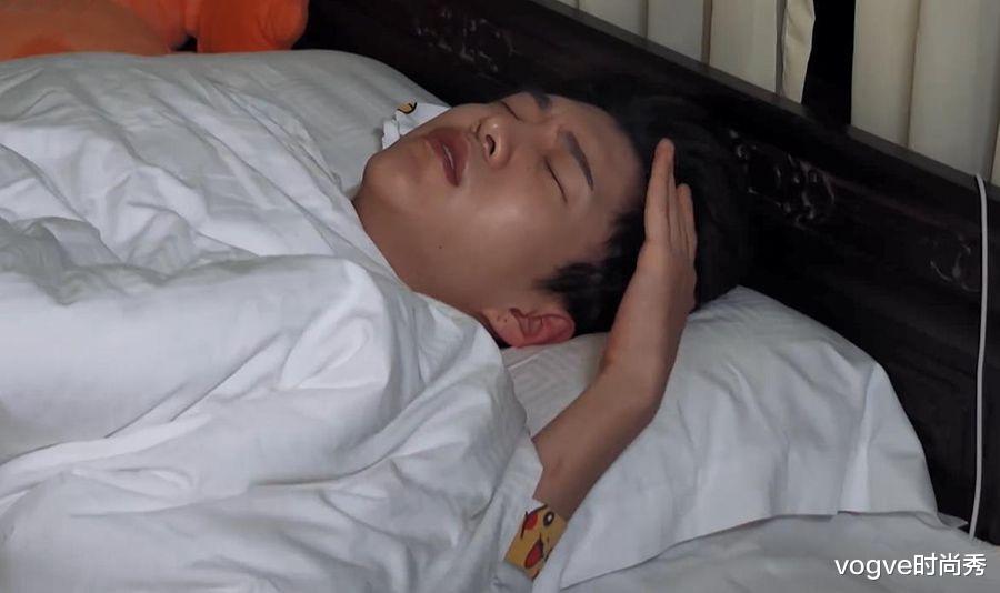 范丞丞|范丞丞“起床照”火了，关晓彤和鞠婧祎见到他后，反应截然不同