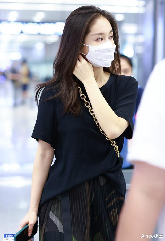 Ainee小屋|王子文真是“比例精”，身高1米59穿半身裙，四六分身材惹眼