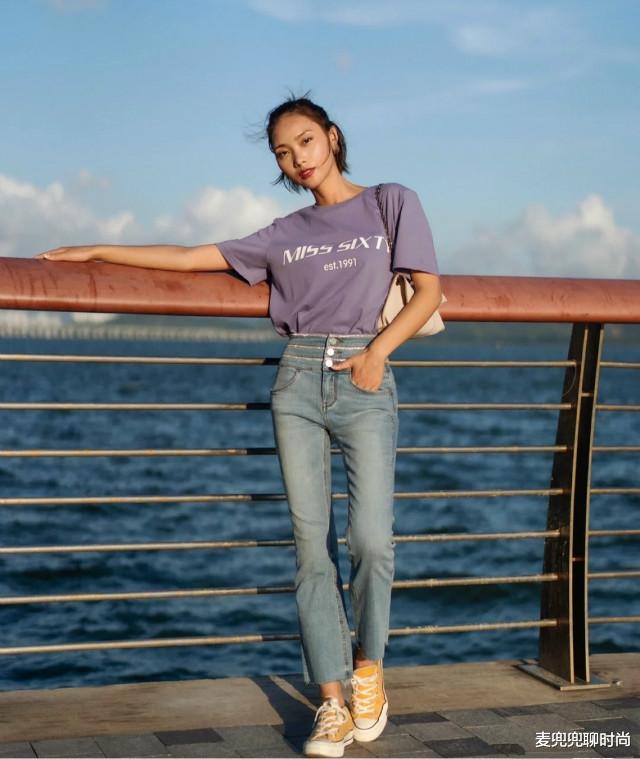 麦兜兜聊时尚|40岁女人若想既时髦又减龄！夏天建议“T恤+烟管裤”，穿出好气质