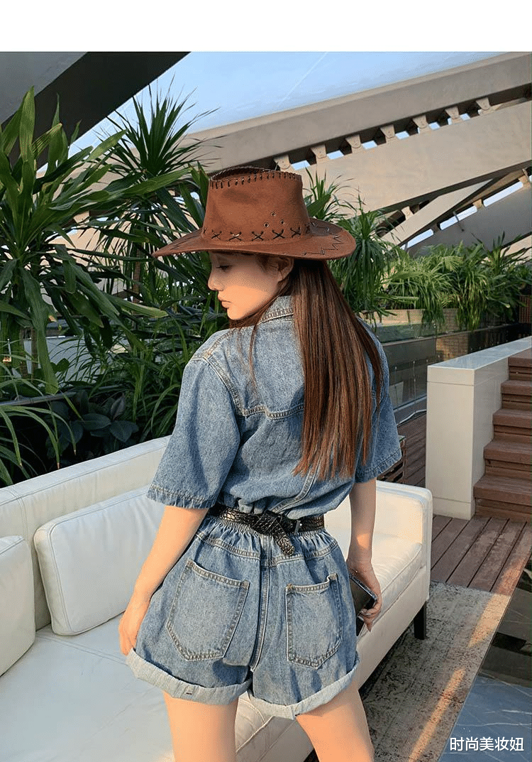 时尚美妆妞|李小璐根本无需刻意扮嫩，穿牛仔裤连体裤，哪像“当妈”的样子