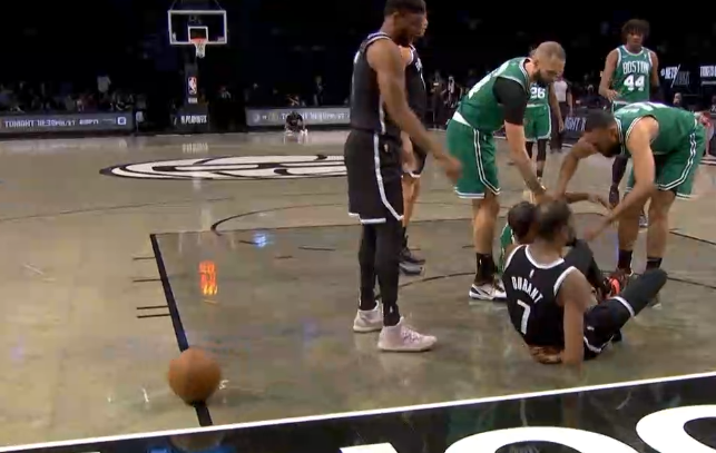 凯文·杜兰特|惊险！杜兰特重摔倒地太吓人，手臂被压夸张弯曲，所幸没受伤