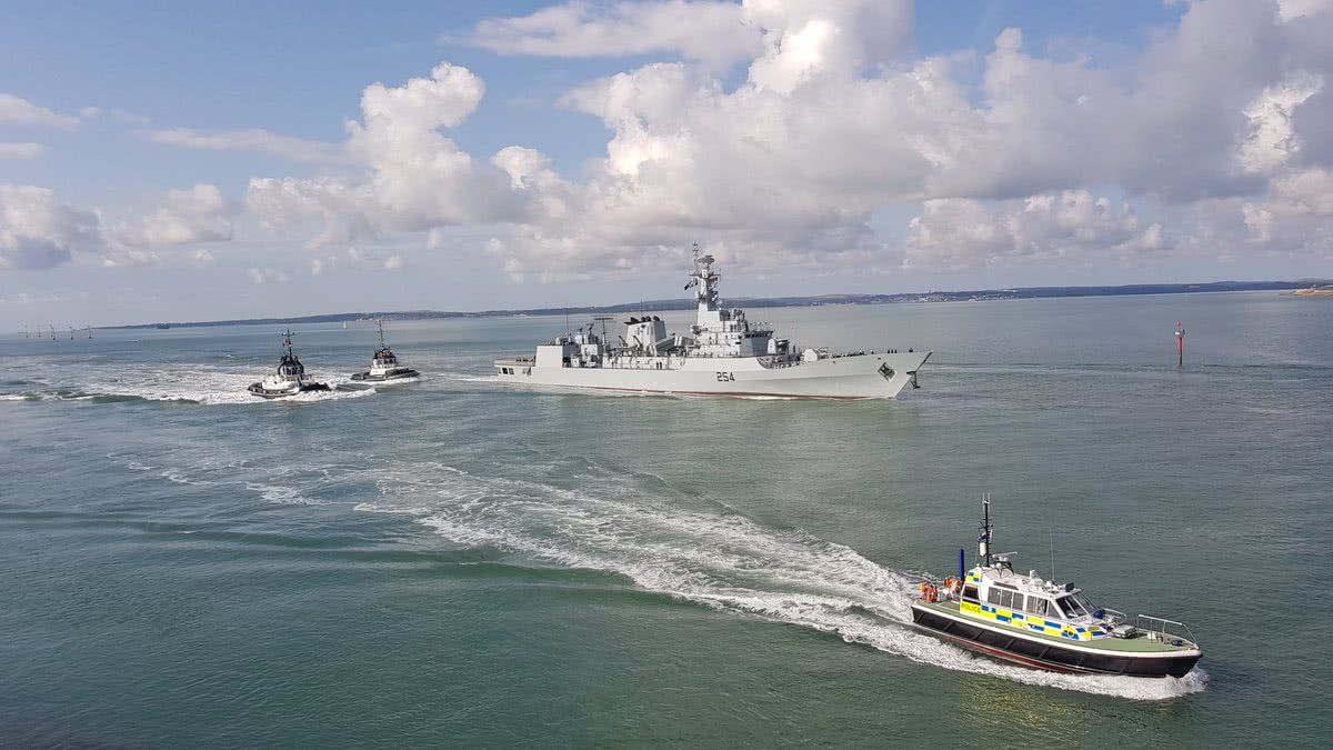 巴基斯坦|中国向巴铁交付舰艇后，美德心态失衡，“枪口”刚抵近反被秀一脸