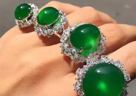 翡翠|翡翠的镶嵌也有不同方式，玉石如果被四个爪子包围，那便是爪镶法