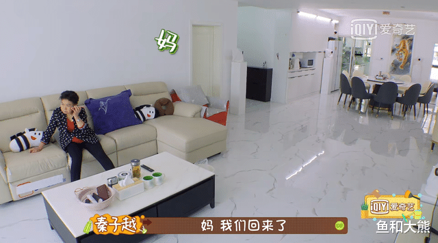 秦子越|秦子越自称满分儿媳，蹲地上帮婆婆穿鞋，对亲妈厚此薄彼遭吐槽！