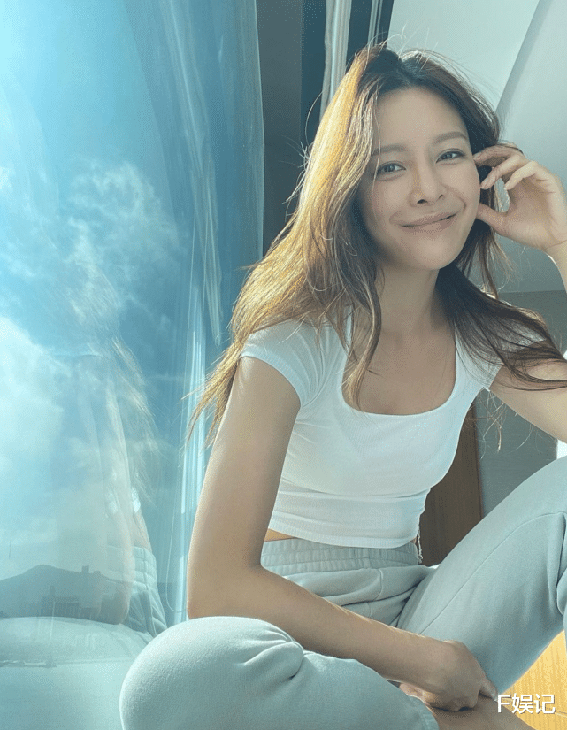 TVB|TVB小花亲自下厨与男友在家享受二人世界 剪短发后和男友有夫妻相