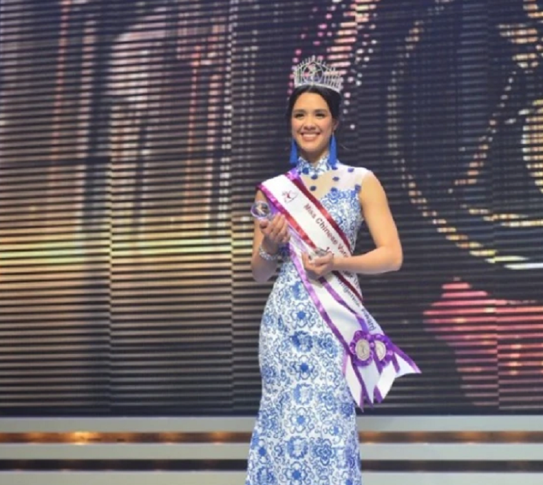 钟丽缇|钟丽缇美貌基因好强大!长女穿青花瓷旗袍成选美亚军,比冠军吸睛