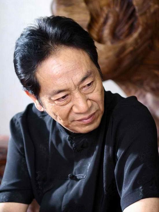 娶小37岁娇妻69岁当爹75岁王奎荣仍在拼命拍戏挣钱