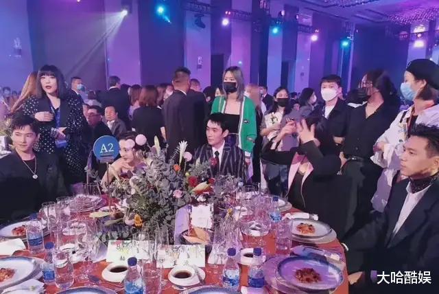 宋智孝|芭莎慈善夜如同农村吃席，陈伟霆出席修罗场，周深为晚会挽留颜面