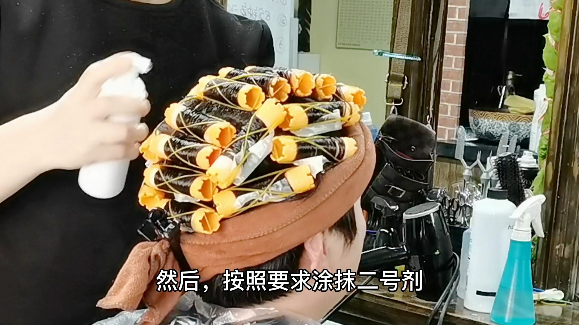 发型|50岁女人短发这样做，发根蓬松烫+发尾纹理烫，减龄干练又显气质