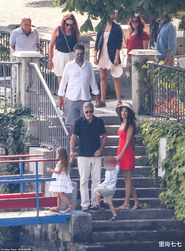 杨洋|克鲁尼罕带“龙凤胎”亮相，儿子似妈妈翻版，妻子肚子隆起似怀孕