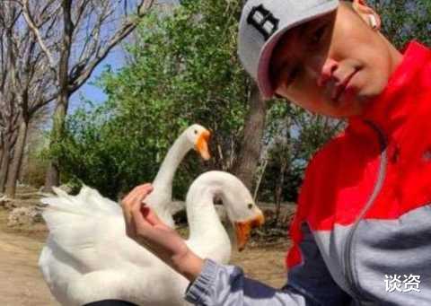 周润发|40岁谢霆锋晒与65岁周润发自拍，臃肿老态似同龄人，发哥鬓角花白抢镜