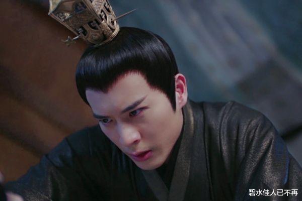 钟嘉欣|同是出演“疯批美人”，有人五官乱飞，有人过了16年还是经典