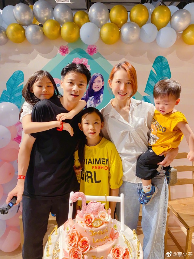 蔡少芬|张晋夫妇被偶遇，蔡少芬瘦到胳膊骨头凸起，下楼梯获张晋贴心搀扶