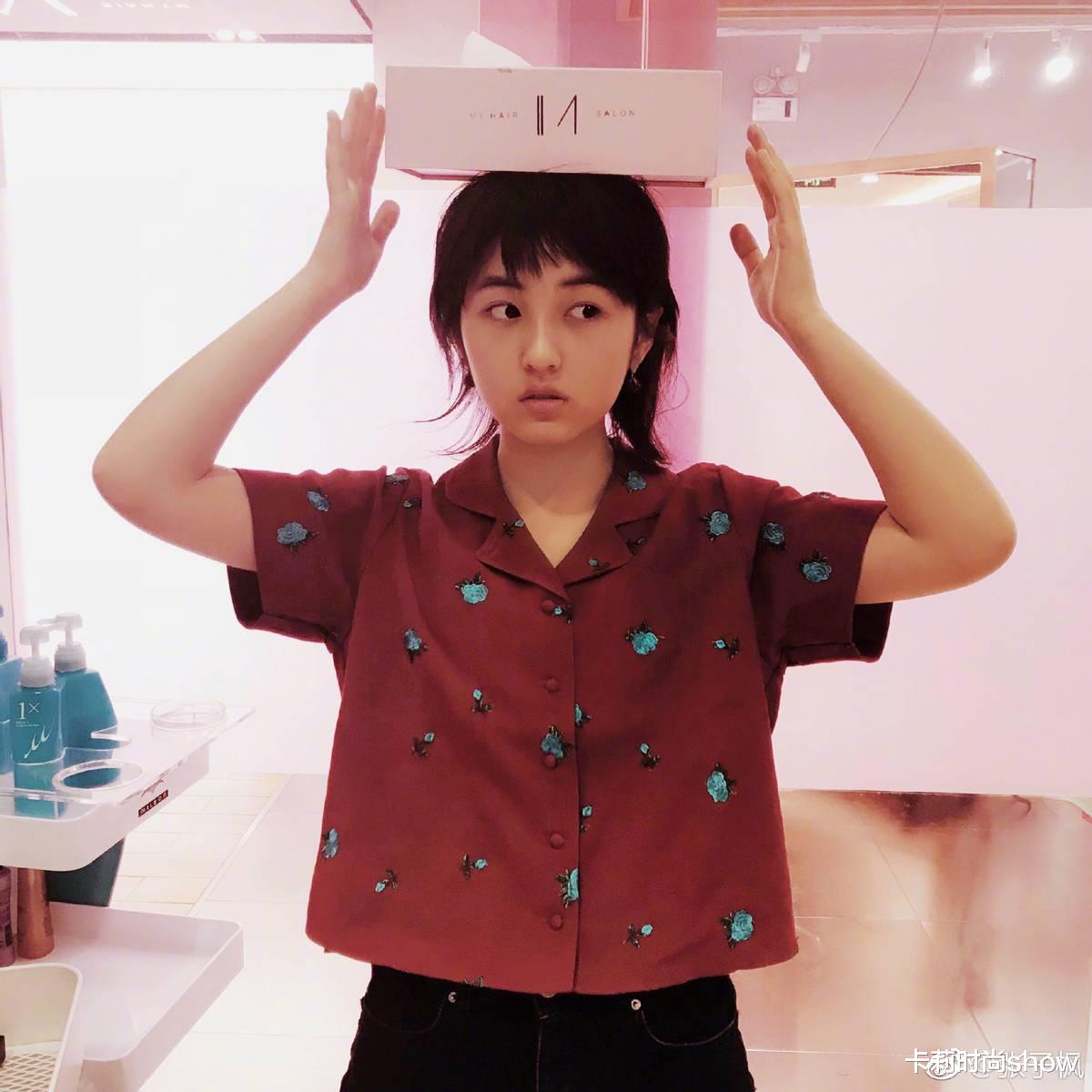 卡莉时尚show|穿花衬衫的张子枫，让我们见识了妹妹的另一面，又痞又帅赢很大