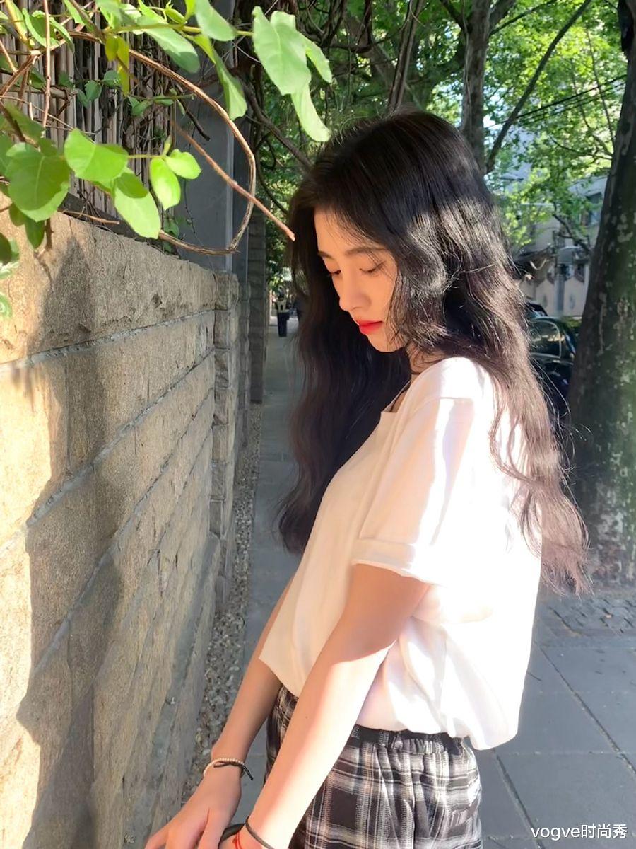 鞠婧祎|鞠婧祎穿短袖上街，将口罩挂在手臂上，没有“凡尔赛”就没有伤害