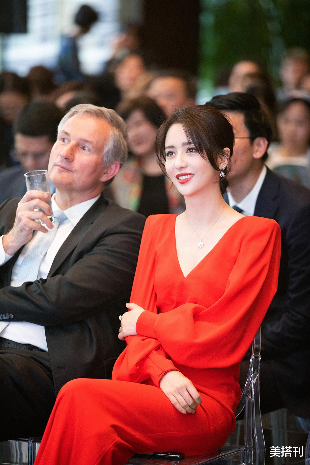 美搭刊 佟丽娅和大红色真配!红裙白雪画面梦幻灵动,10分美貌变成了12分