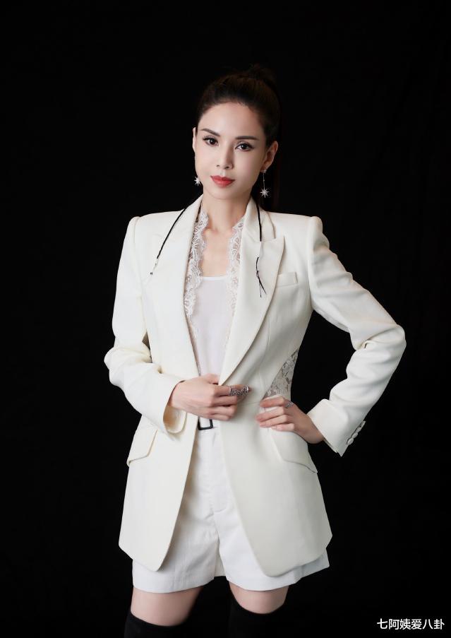 李若彤|“小龙女”李若彤，在离开假富豪男友后，她又走上了另外一条歧路