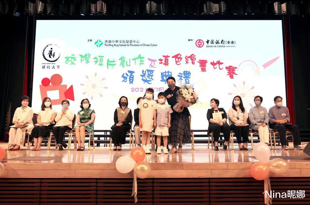 Nina昵娜|东京最美裁判团不白叫！郭晶晶穿衬衫打领带自拍婚戒抢镜，同框不输师妹