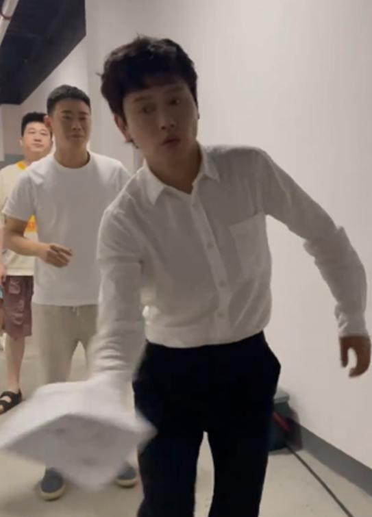 情窦初开的青春|德云社周九良真“损”，与师兄弟互动，却无视身后的王九龙