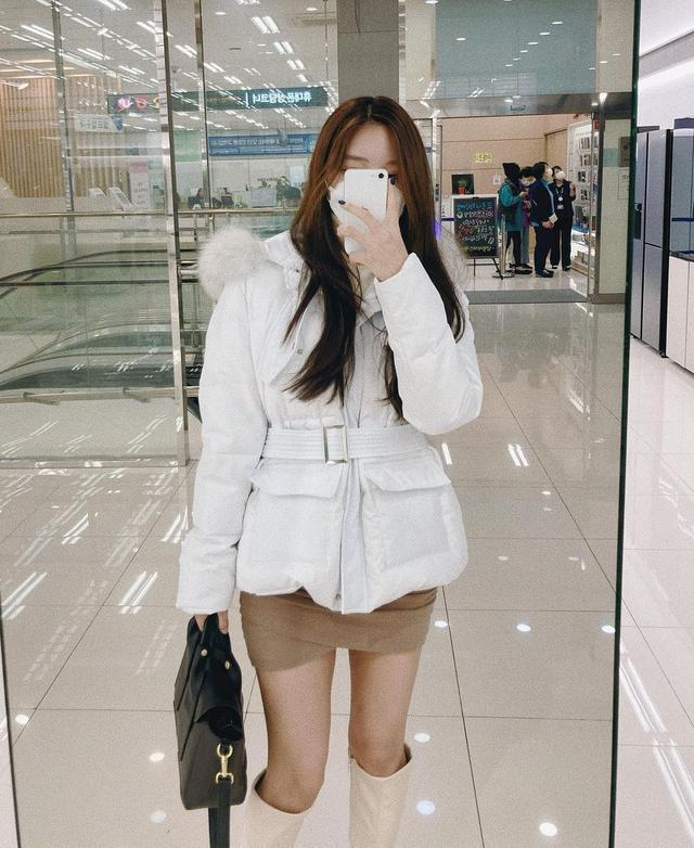 |停车场的气质性感正妹,高颜值魅力满分,甜美笑容瞬间圈粉无数