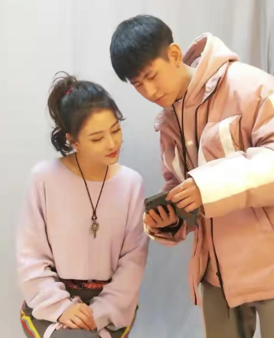 发型|55岁周海媚不服老，穿棒球服配白裙扮嫩，却被“大妈发型”拖后腿