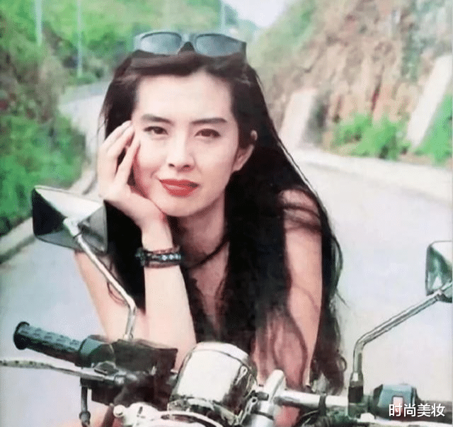 时尚美妆|53岁王祖贤颜值被高估？美貌负值皮肤却更甚从前，网友：比我还嫩