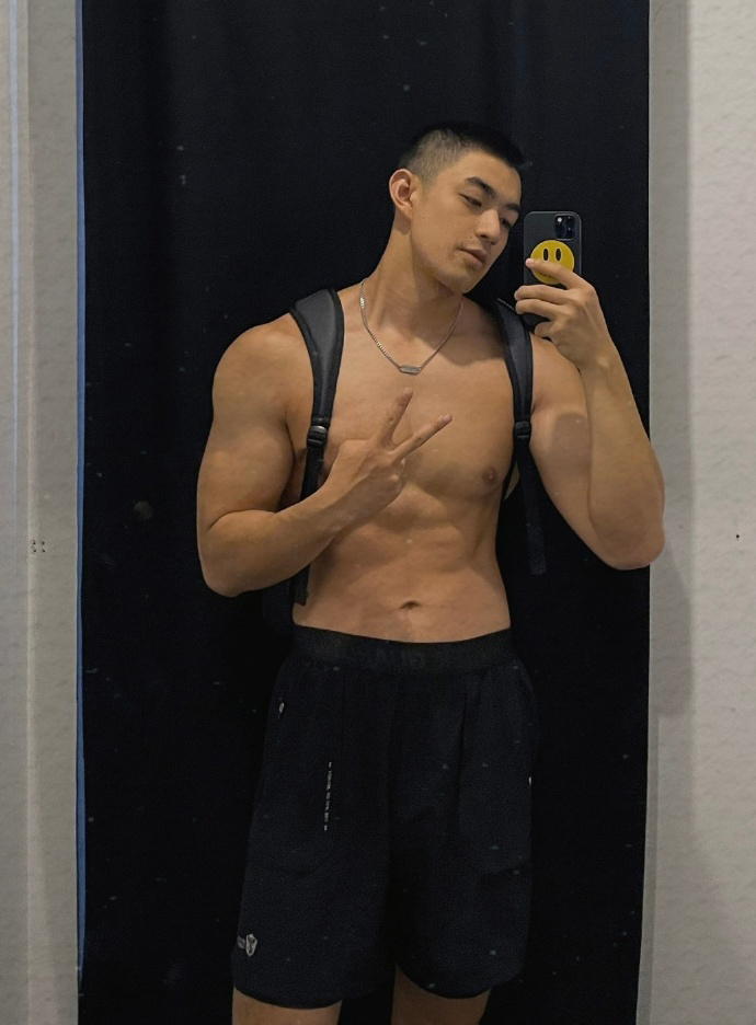 健身圈一哥|谁说成都没硬汉，胸肌发达麒麟臂健壮，1998年出生的他荷尔蒙爆棚！