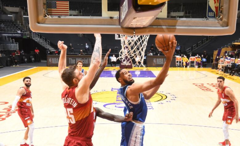 湖人隊(duì)|湖人小將正式上位！轟17+3+3斷助隊(duì)大逆轉(zhuǎn)，沃格爾變招獲奇效