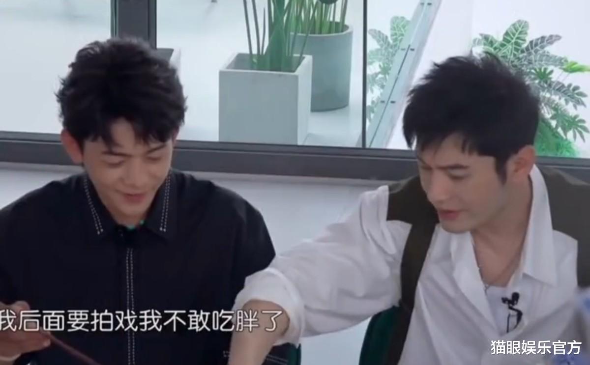 黄晓明|黄晓明暴瘦后仍坚持减肥,1碗面只吃1根,惹宁静嫌弃连称有点作