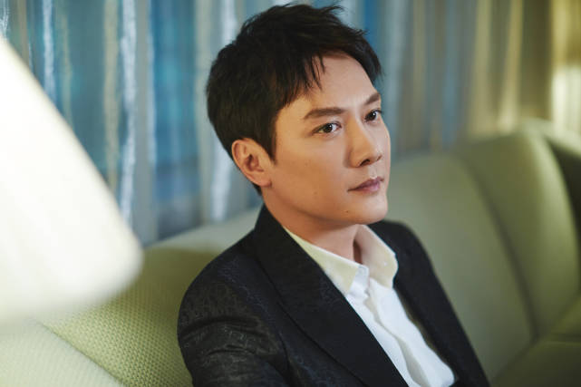 赵丽颖|赵丽颖宣布离婚后首现身，打扮低调包裹严实，有谁注意到她手上的养生锤？