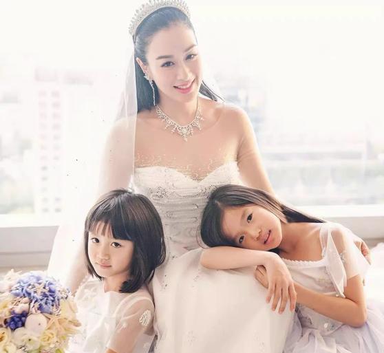 钟丽缇|50岁钟丽缇与老公机场玩亲亲，穿紧身裤大腿粗壮，张伦硕闭眼享受