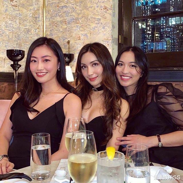 何超凤|何超凤小女儿豪华游艇庆生，长相神似赌王，两姐妹搂腰甜蜜合影