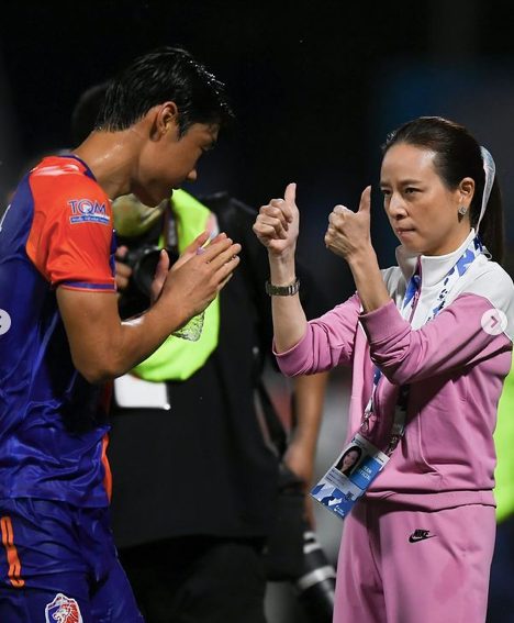 全球时尚风行|泰国华裔富婆真会扮嫩!粉+白看着都水嫩,被肌肉男包围满面春风