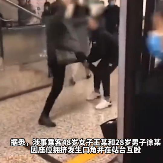 小伙地铁上与大妈互打惹争议:你不让着她?