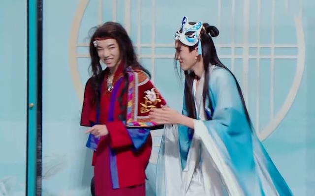 宋亚轩|宋亚轩当真181？和173的华晨宇站一起，有没有撒谎一目了然