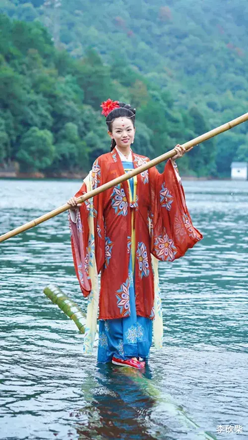 杨柳|踏一根竹子便可在水中跳舞的绝技，这25岁贵州女孩，惊艳了世界