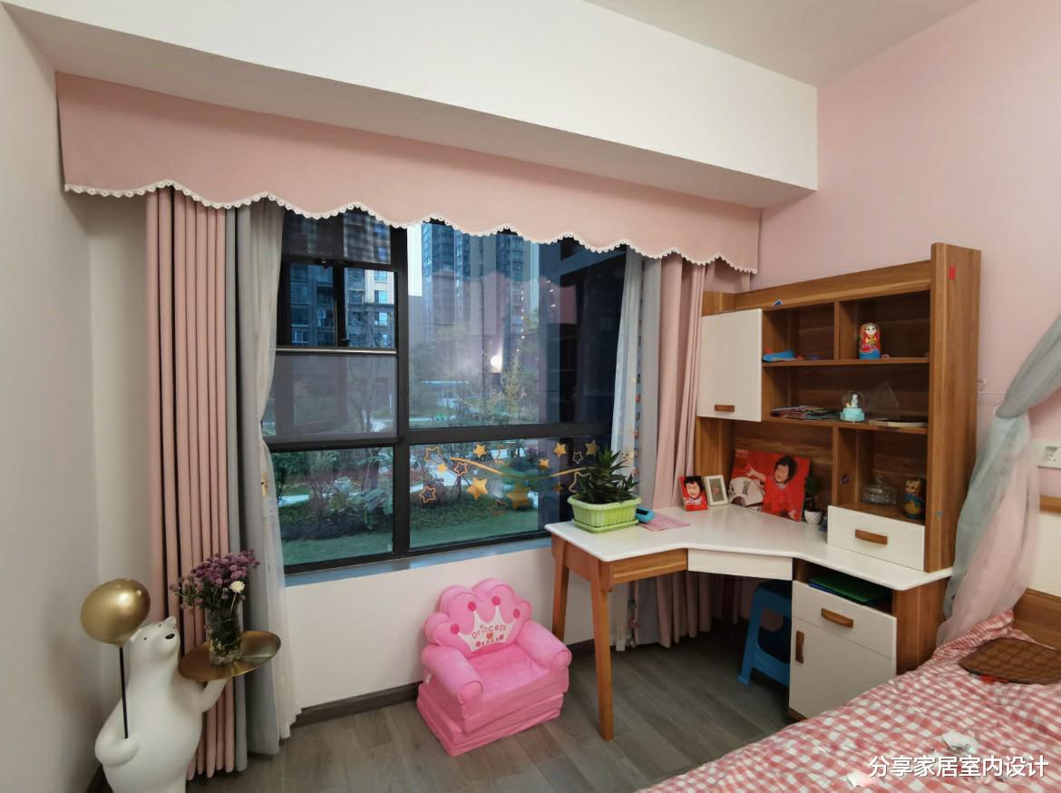 她家买二楼新房赠送80平露天超大阳台，真的是赚大了，让人羡慕！