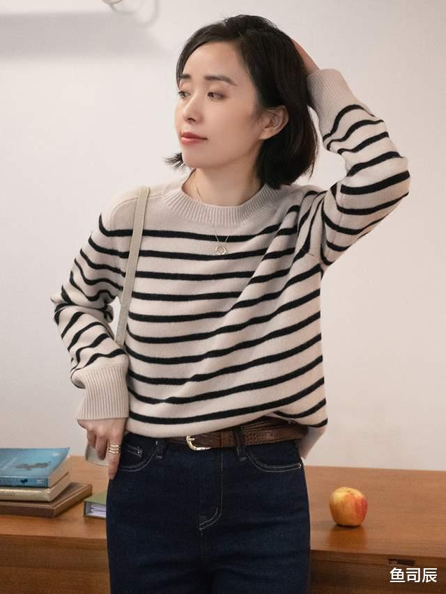 鱼司辰 秋冬季节毛衣是必备单品，搭配半身裙或牛仔裤，能提升气质又时髦
