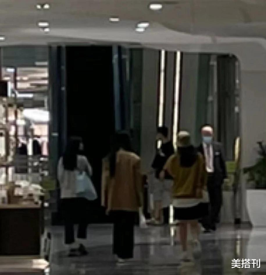 美搭刊|34岁刘亦菲无滤镜生图，五官精致颜值超能打，西装配长发又仙又攻