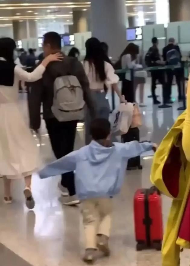 小海绵|Baby带儿子游三亚，小海绵闹脾气惹妈妈批评，同行富婆闺蜜身份曝光