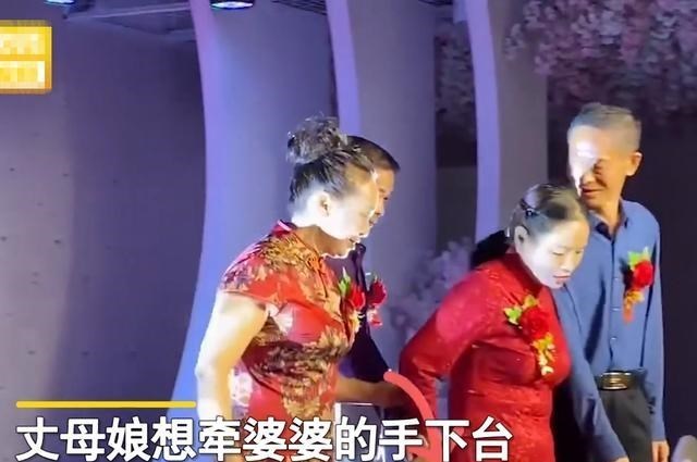 湖北:新人结婚亲家牵手入座,丈母娘反手牵上公公的手,表情亮了
