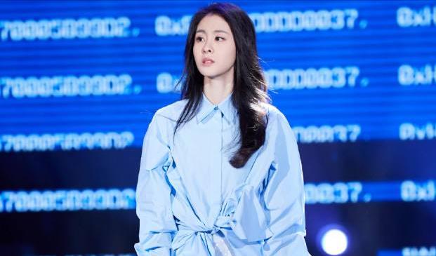 华晨宇|张碧晨华晨宇关系有进展？两人同桌吃饭，女方手上钻戒抢镜