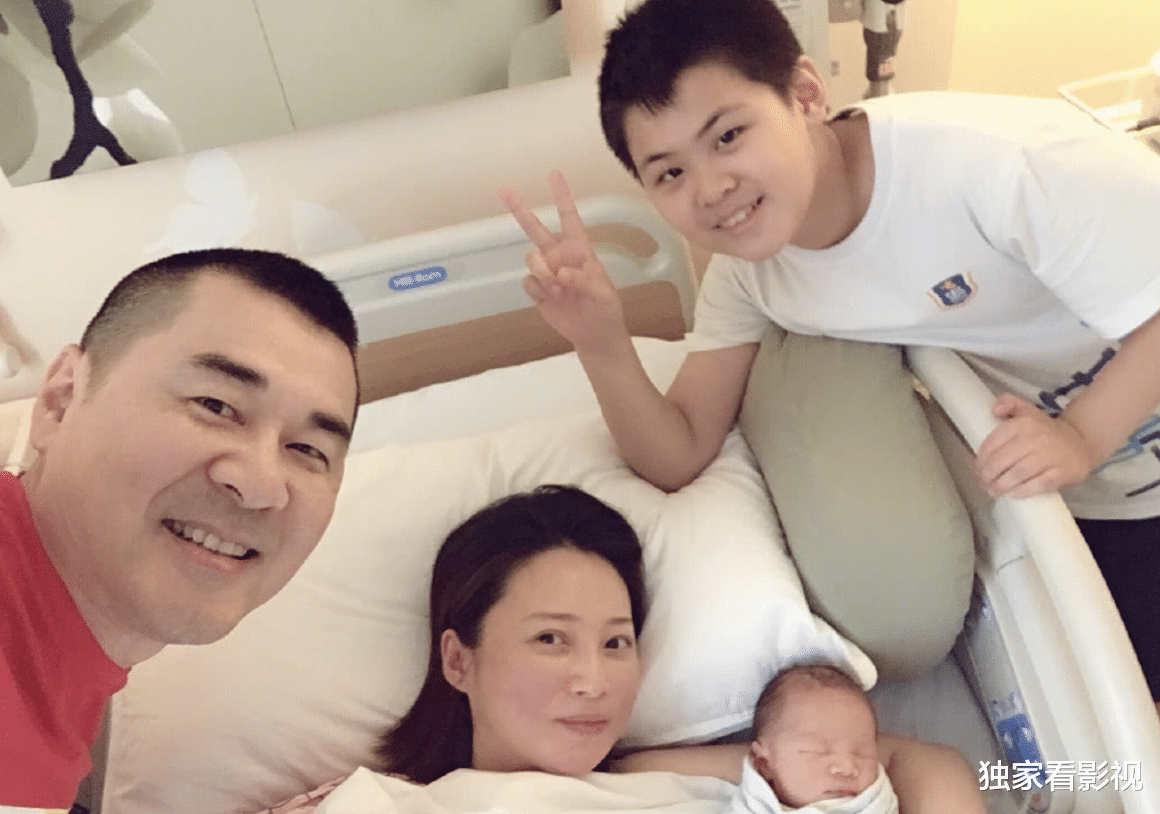 梁洛施|10位女星生完娃晒照：有人素颜能打，有人颜值暴跌，三宝妈最卑微