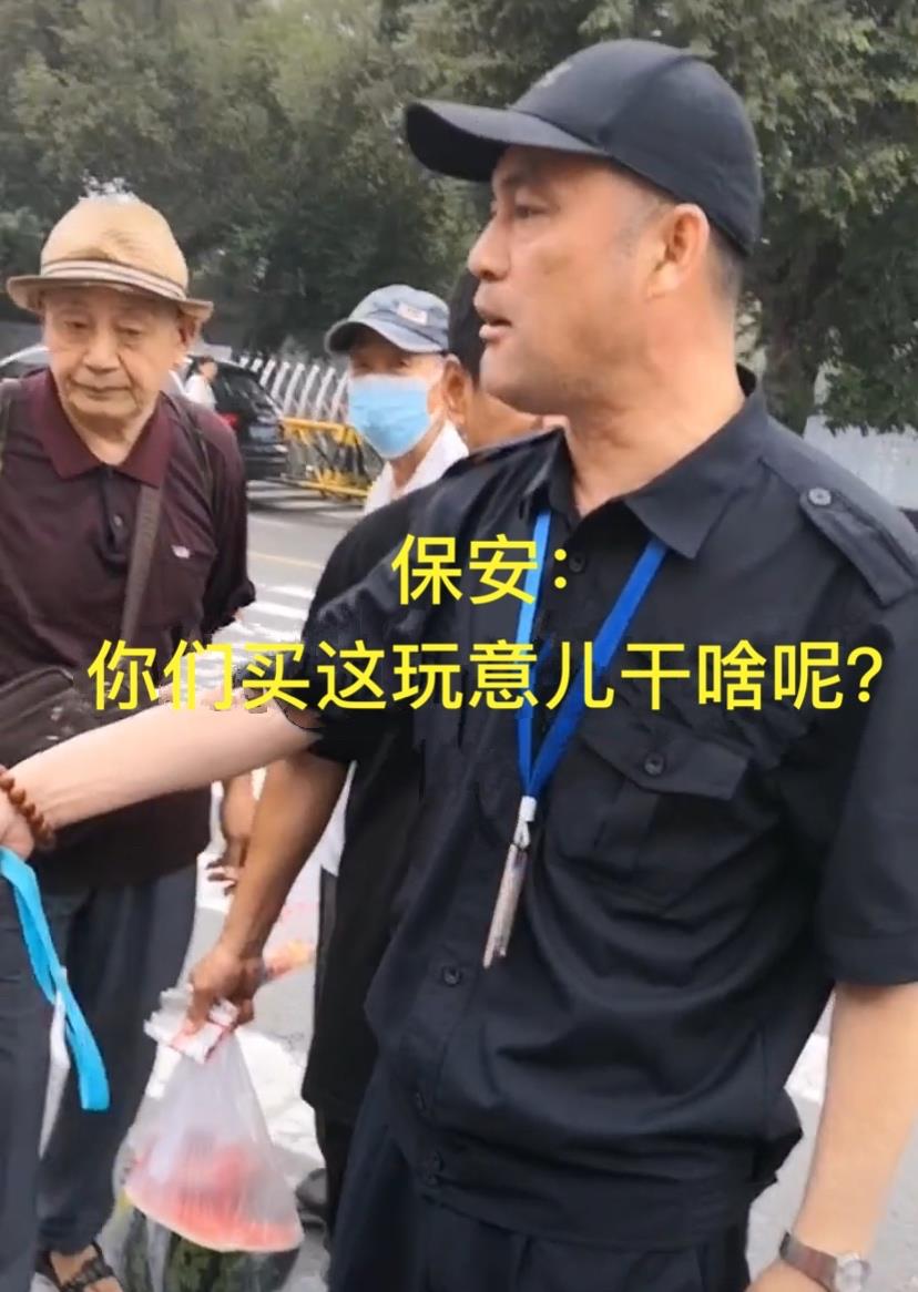 蔡宏志聊时尚|黑龙江女子露天卖假烟,两条一百,中年妇女争着购买