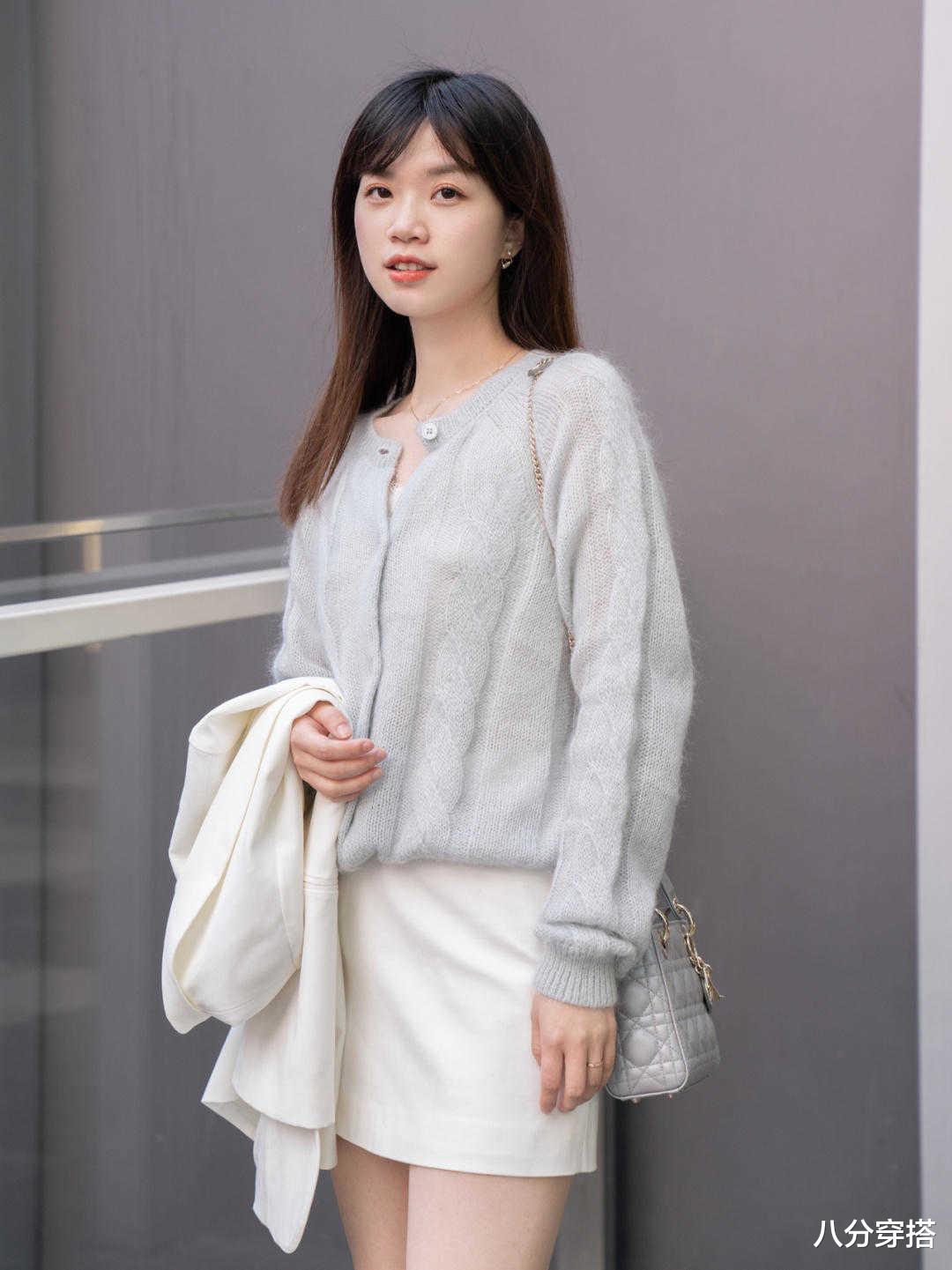 八分穿搭|“针织衫”的高级穿法是这样的，搭配牛仔裤简约大气，保暖舒适