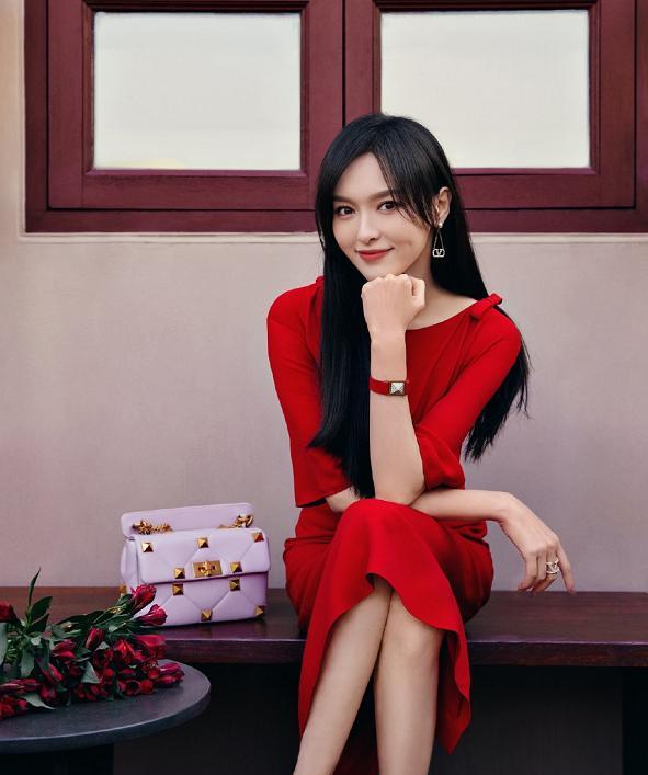 唐嫣|唐嫣椅子上拍照，秀出的小腿和椅子腿一对比，这尺寸真把我吓到了